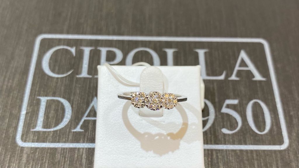 Anello trilogy oro bianco 750 diamanti 026 ct colore F vvs1 gioielleria palermo cipolla gioielli gioielleria palermo Anello trilogy oro bianco 750% diamanti 0,26 ct colore F-vvs1-gioielleria-palermo-cipolla-gioielli