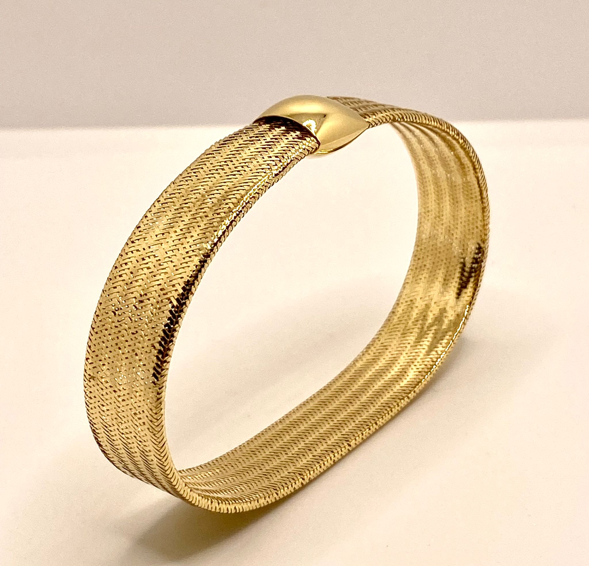 750% yellow gold thread soft bracelet item code BF01 750% yellow gold thread soft bracelet item code BF01
