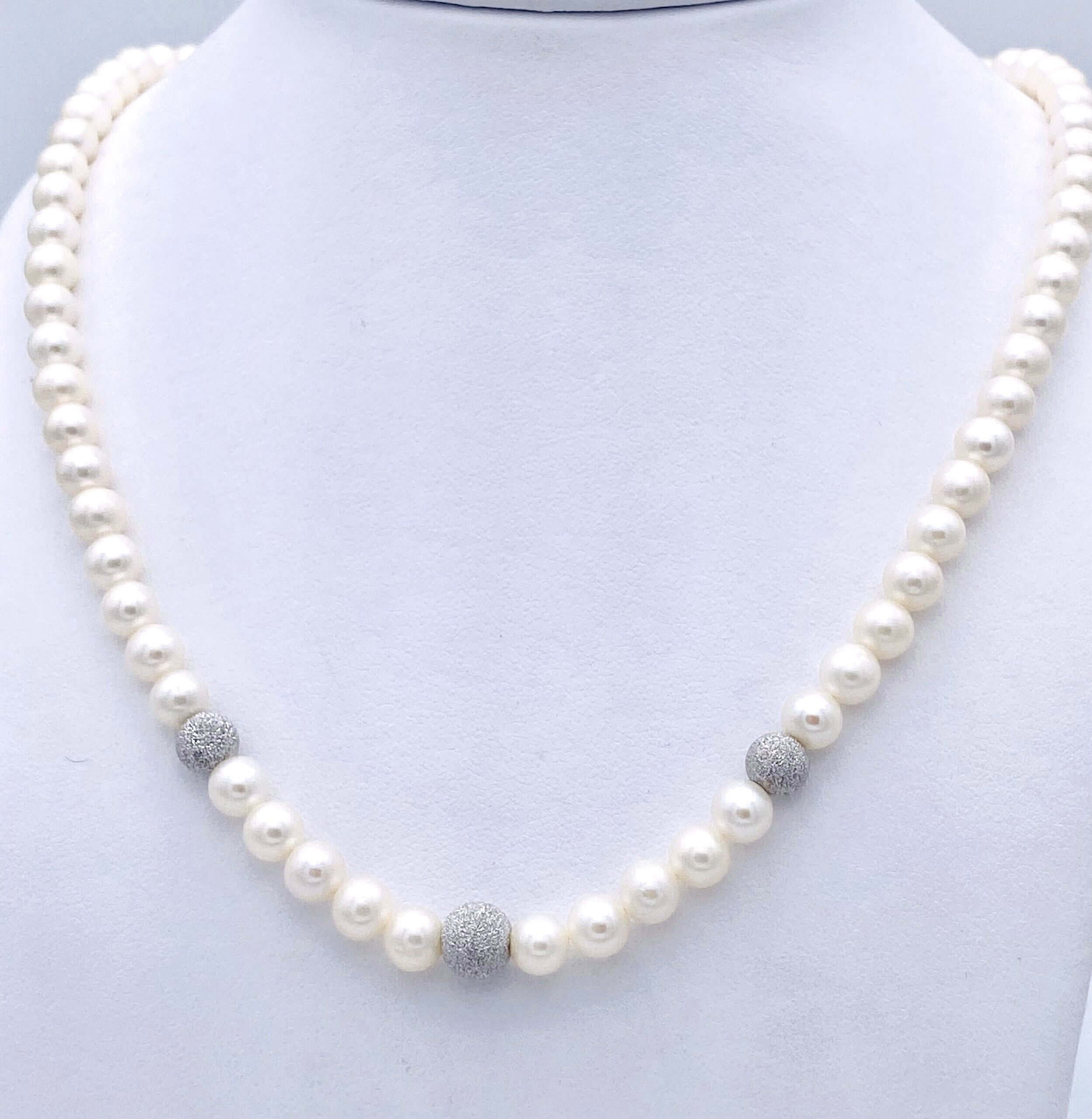 Girocollo filo di perle e boules in oro bianco 750% Art. GRP5-5,5PMP